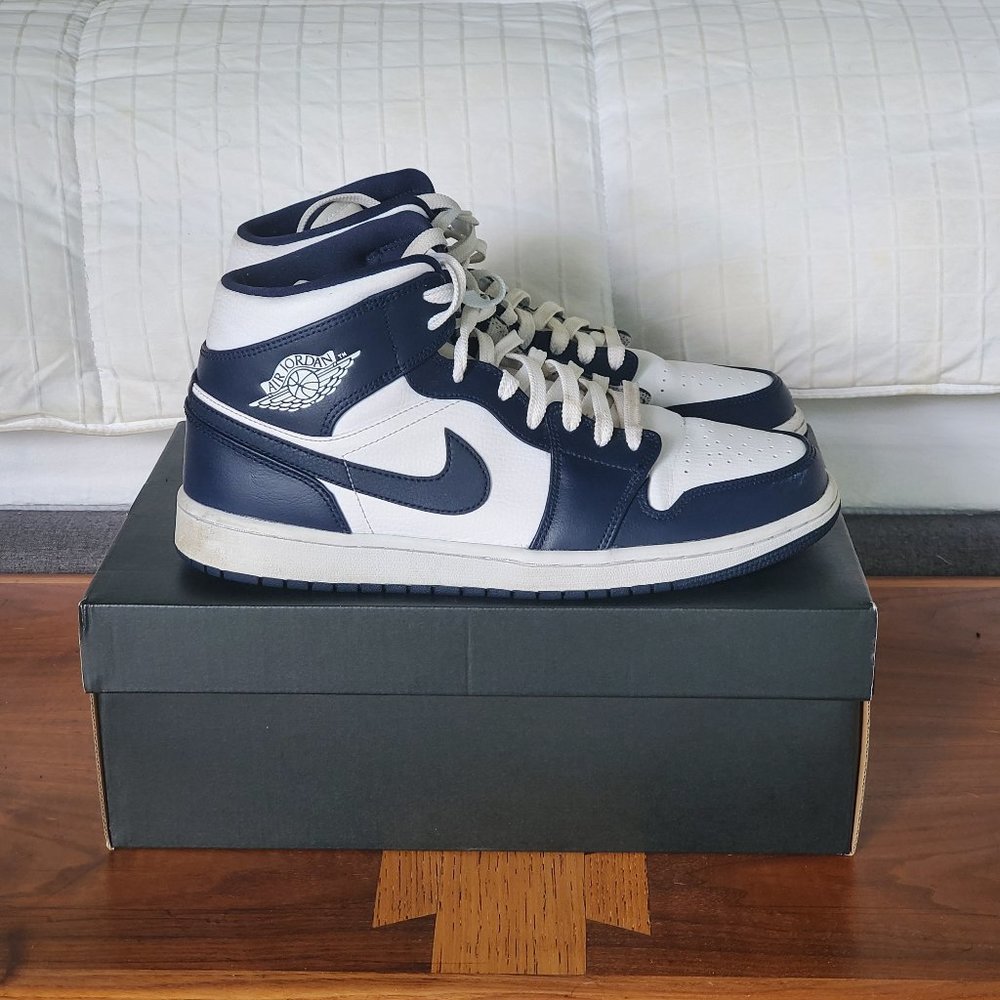 Jordan 1 Mid Obsidian White/Metallic Gold 10.5